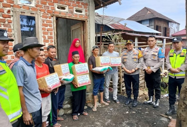 Polisi di Empat Lawang Gerak Cepat Bantu Korban Kebakaran