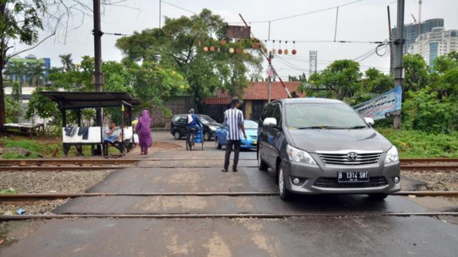 Mengungkap Mitos atau Fakta: Apakah Mesin Kendaraan Bisa Mati Saat Melintasi Rel Kereta?