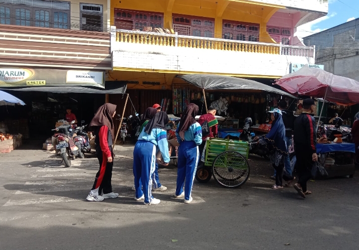 Tebar Kebaikan, SMK Unggulan Muhammadiyah Bagikan 100 Paket Takjil