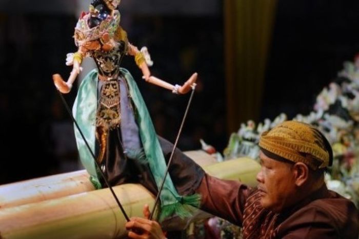 Peran Dalang: Sutradara dan Penyuluh Jiwa Pertunjukan Wayang Golek di Jawa Barat