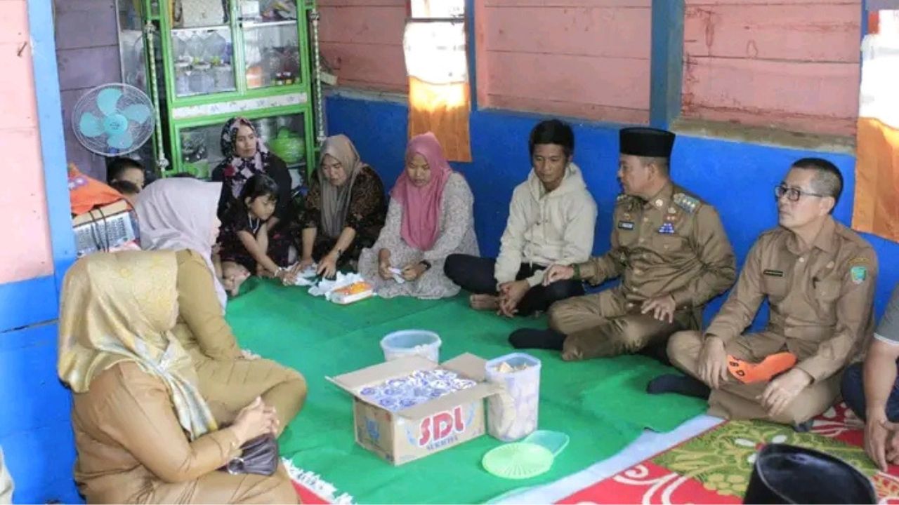 Pj Bupati Empat Lawang Bertakziah ke Rumah Duka Korban Hanyut di Bendungan Air Lintang