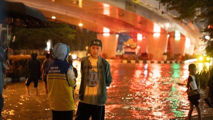 Wali Kota Palembang Ratu Dewa Tinjau Lokasi Banjir, Instruksikan Penanganan Cepat