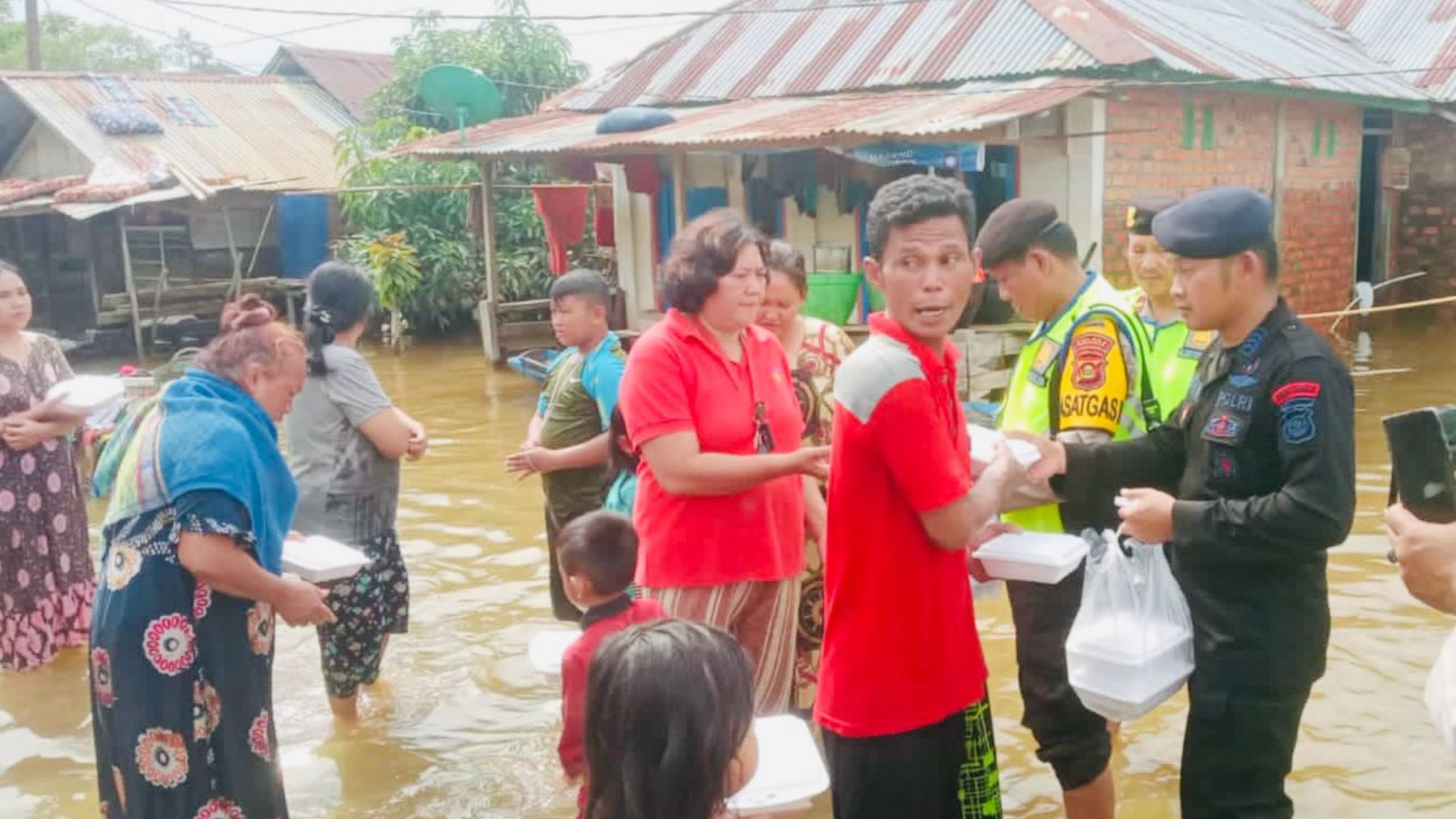 Gelar Dapur Umum Di Lokasi Banjir Sat Brimob Polda Sumsel Siapkan 1000 Porsi Nasi Kotak Setiap Hari 2871