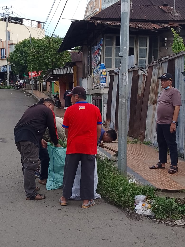 Bersihkan Rumput di Trotoar