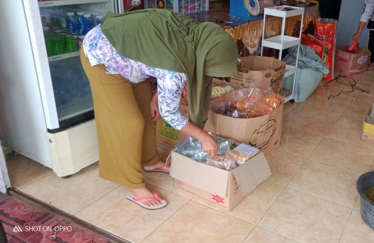 Pedagang Mulai Menyetok Kue Kering