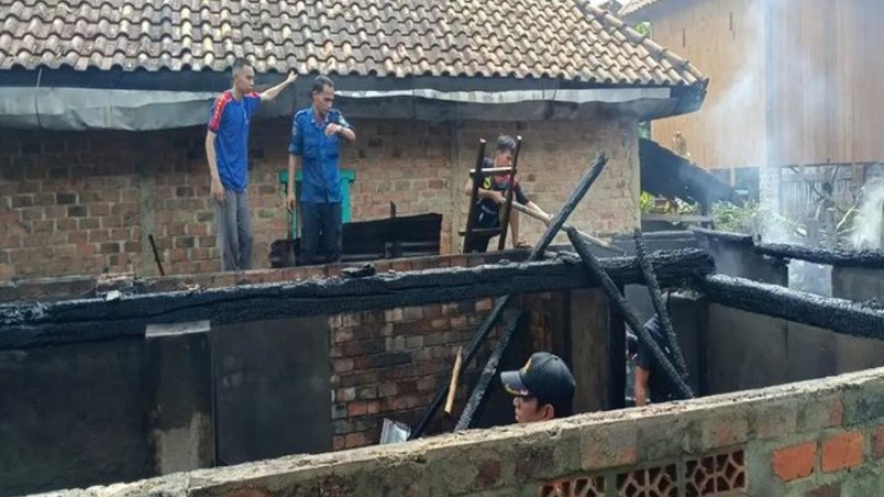 Rumah Panggung Ludes Terbakar