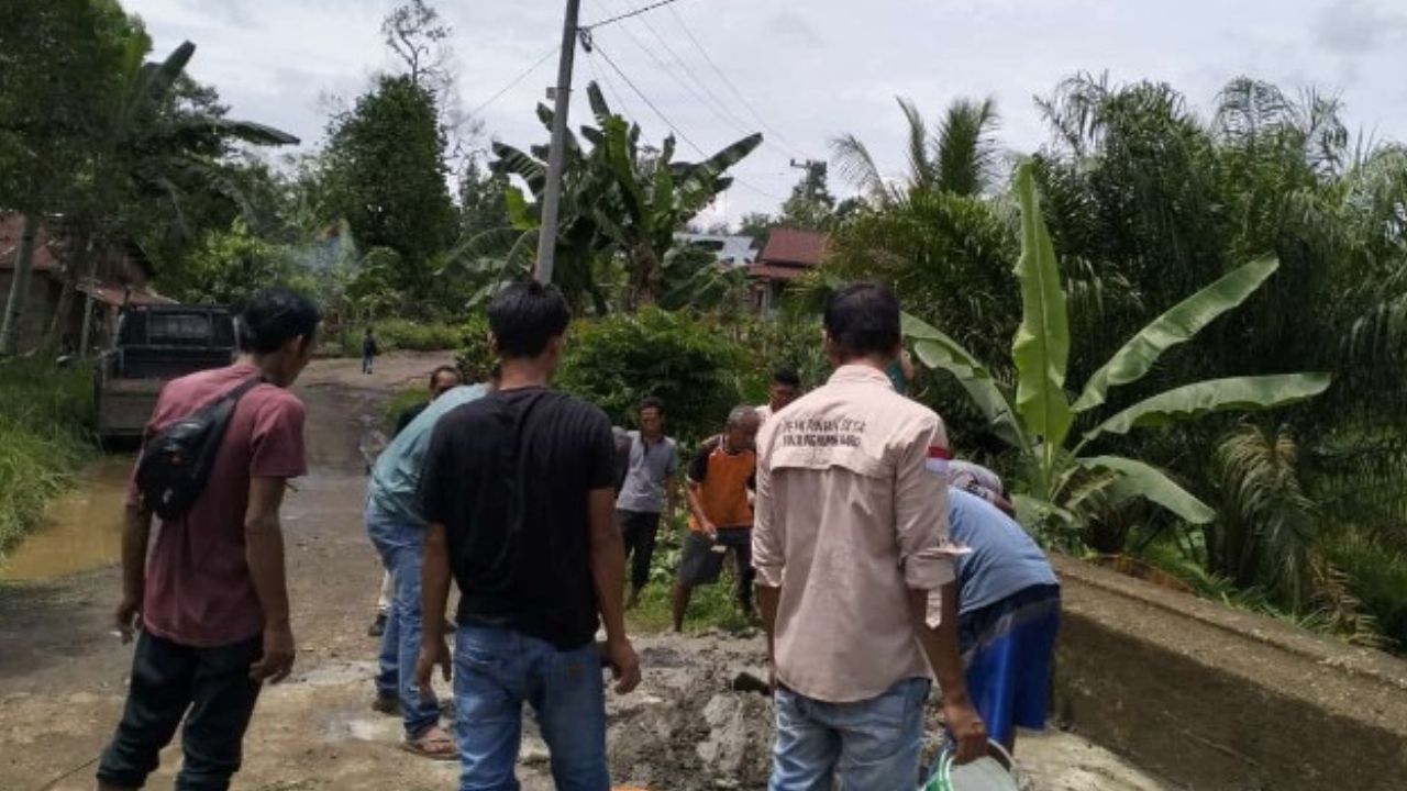 Pemerintah Desa Tanjung Kupang Baru Gotong Royong Perbaiki Jalan Tanjakan Sebelum Jembatan