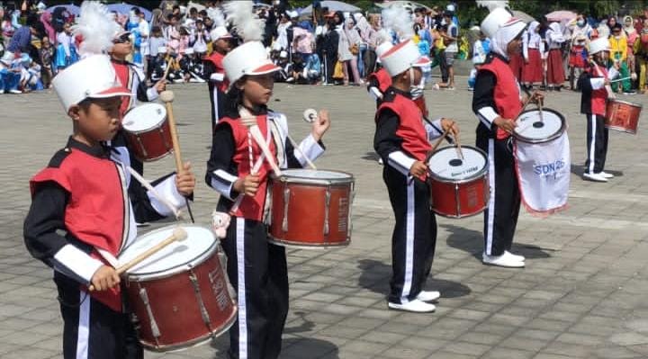 Lomba Drumband Meriahkan HUT ke-77 PGRI dan HGN