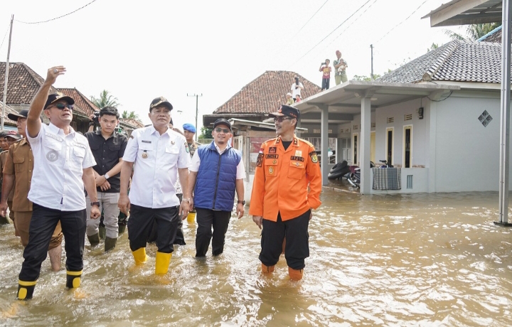 Bupati Muba Tinjau Lokasi Banjir di Sanga Desa, Pastikan Bantuan untuk Warga