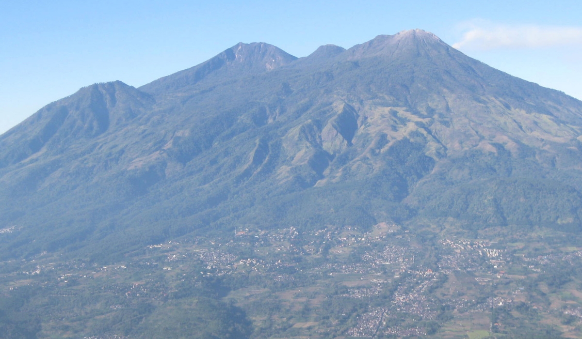 Gunung Arjuno Welirang Mengungkap Pesona Keindahan Tertinggi di Jawa Timur