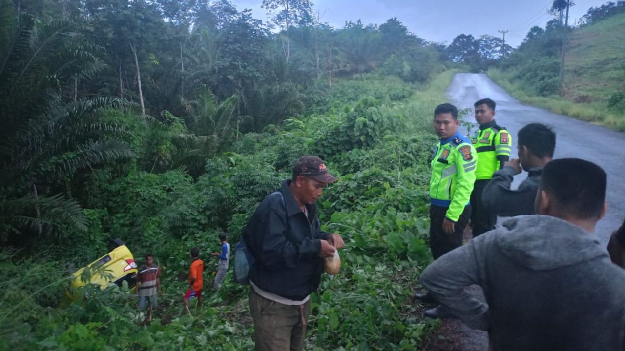 Mobil Daihatsu Ayla Masuk Jurang di Empat Lawang, Dua Penumpang Selamat