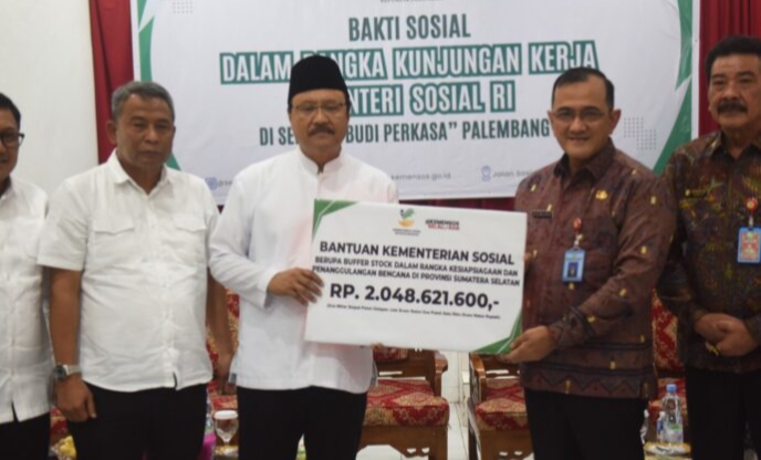 Mensos Saifullah Yusuf Serahkan Bantuan Buffer Stock Rp2 Miliar ke Pemprov Sumsel