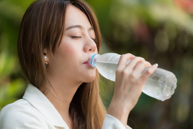 Benarkah Minum Air Dingin di Musim Dingin Berbahaya? Ini Faktanya!