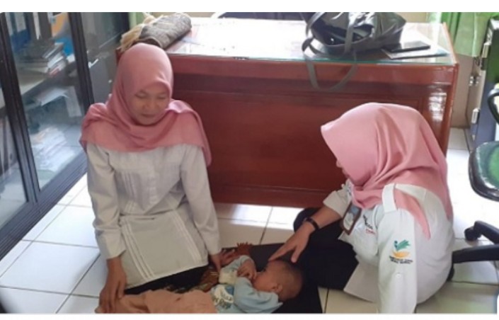 Sempat Terlantar, ibu pingsan, anak bayi nya lemas dirawat di RSUD Lahat