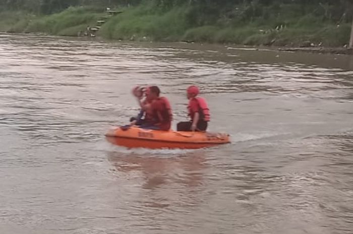 Diduga tak Bisa Berenang, Bocah SMP Hilang Terbawa Arus Sungai Enim
