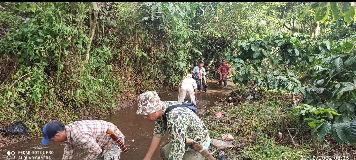 Irigasi Patah, Warga Perbaiki dengan Bergotong Royong