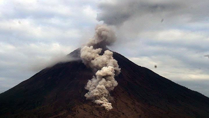 Gunung Semeru Erupsi, Keluarkan Lava Pijar Sejauh 500 Meter