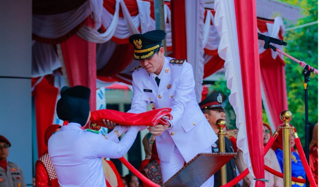 Wabup Arifa’i Pimpin Khidmat Upacara Penurunan Bendera HUT RI ke-80 di Empat Lawang