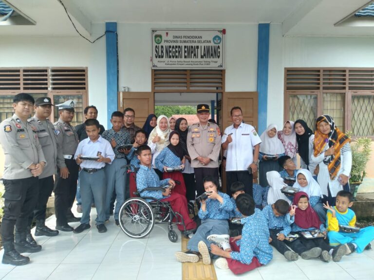 Polsek Tebingtinggi Berbagi Makanan Sehat di SLB Empat Lawang dalam Program Calling System OMP Musi 2024