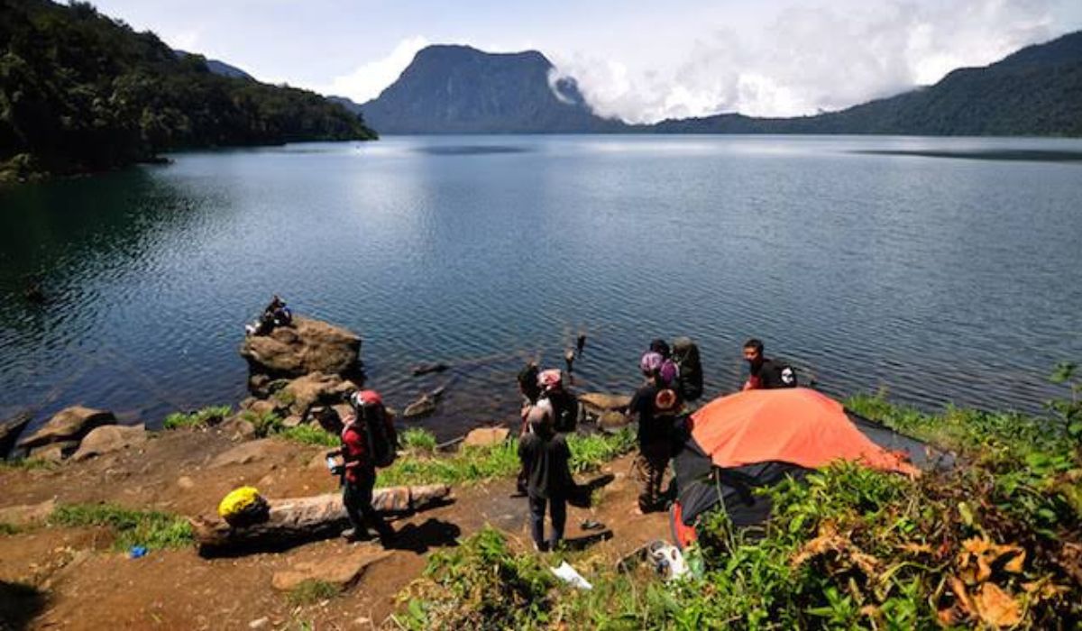 Menyimpan Aura Mistis Orang Pendek Berikut Kisah Danau Gunung Tujuh