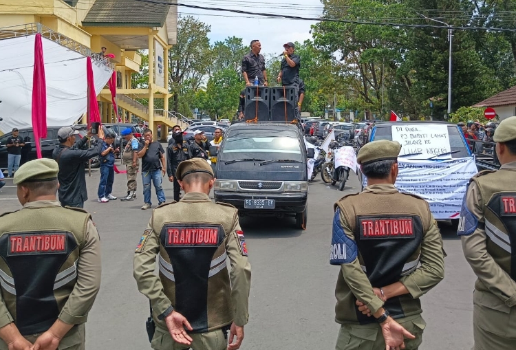 Wah! di Lahat Ada Aksi Massa Tuntut Pengembalian Jabatan 4 Kepala Dinas dan 1 Kepala Bagian