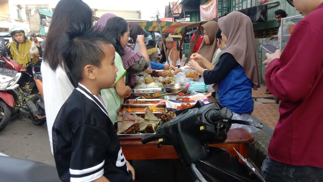 Antusias Masyarakat Berburu takjil Di Pasar Ramadhan 