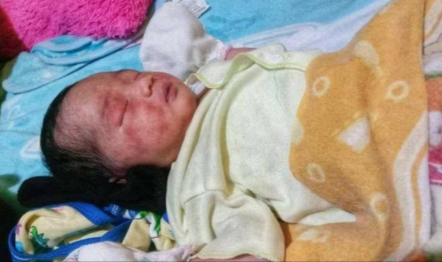 Bayi Perempuan Malang, Ditemukan Tergeletak di Depan Rumah Warga, Ada Surat Wasiatnya Juga
