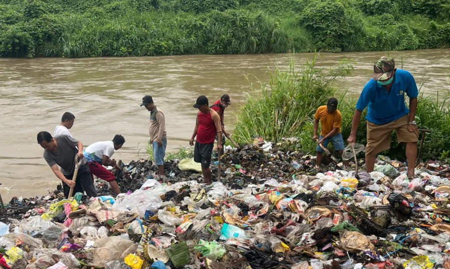 Warga Tanjung Makmur Bersama Lurah Gotong Royong Bersihkan Sampah di Sungai Musi