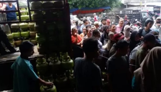 VIRAL, Ibu Rumah tangga Meninggal Saat Antre Gas 3 Kg Berjam-Jam di Tangsel