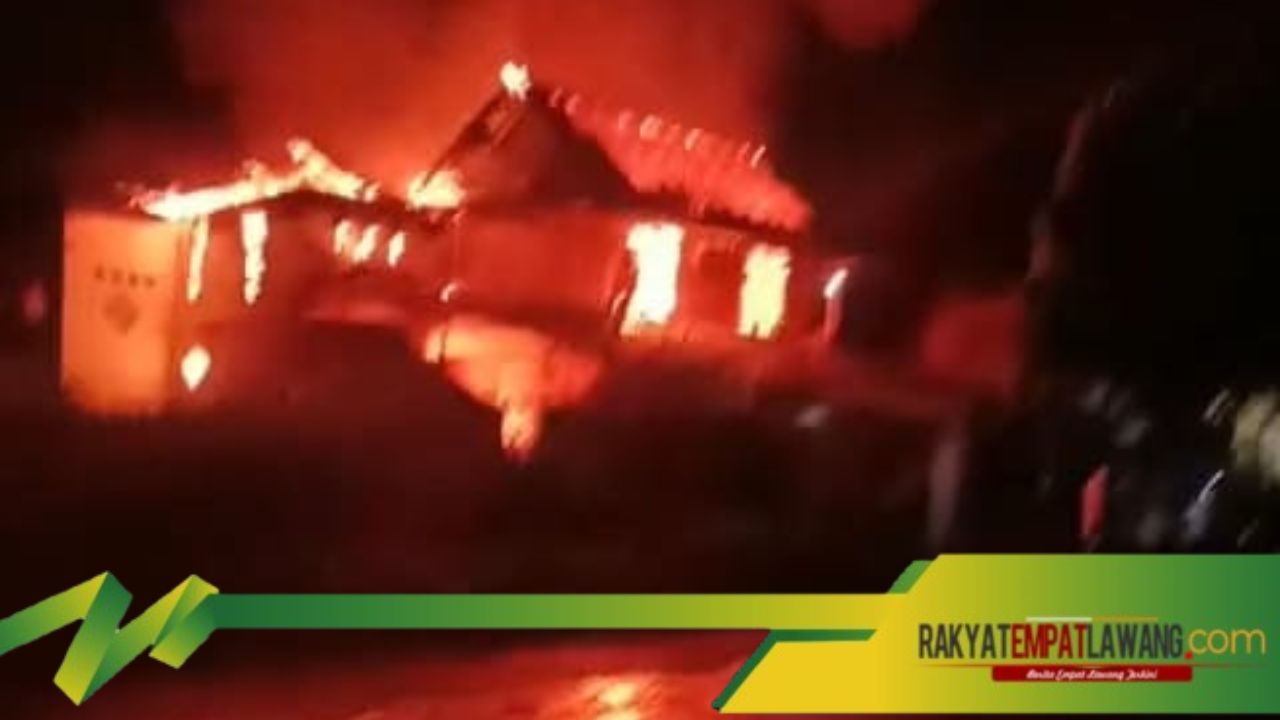 BREAKING NEWS – Rumah Dua Lantai Hangus Dilalap Api di Kampung Talang Gunung, Jayaloka, Empat Lawang