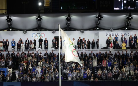 Tak Sadar! Bendera Olimpiade Dikibarkan Terbalik