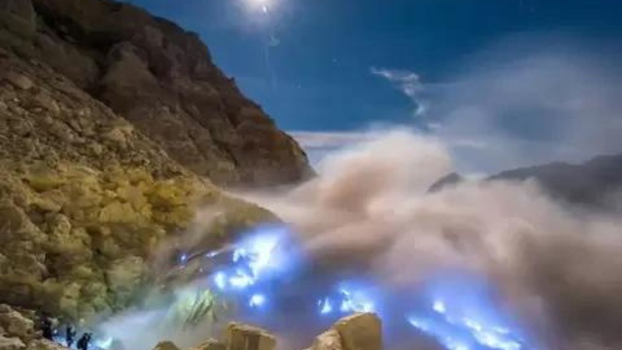 Mengungkap Misteri Api Biru di Kawah Ijen: Fenomena Langka yang Membuat Terpesona