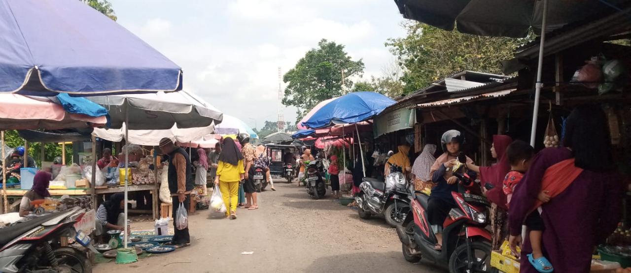 Berburu Persediaan Lebaran, Pasar Pulo Mas Dipadati Pembeli Dari Pagi