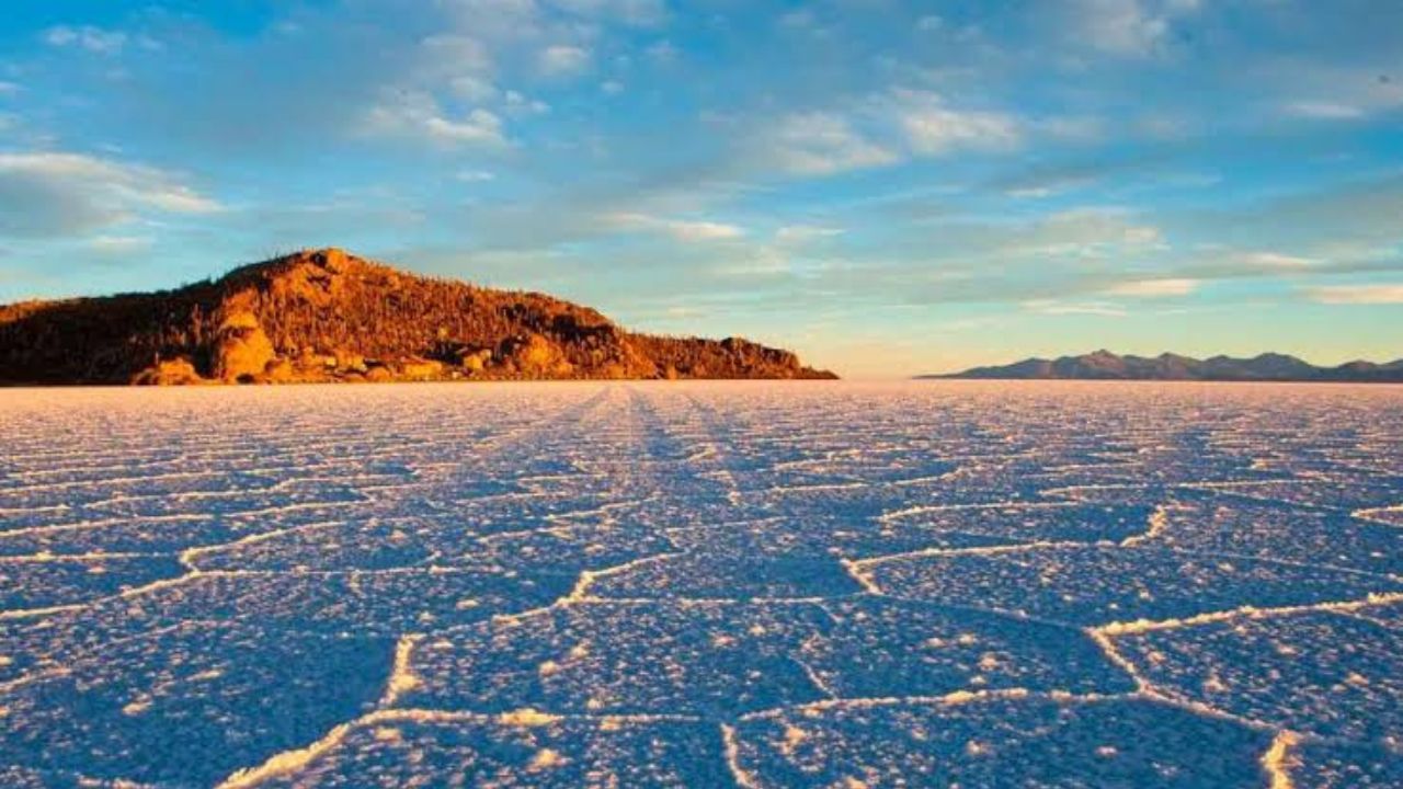 Salar de Uyuni: Wajan Garam Terbesar dan Cermin Terluas di Dunia