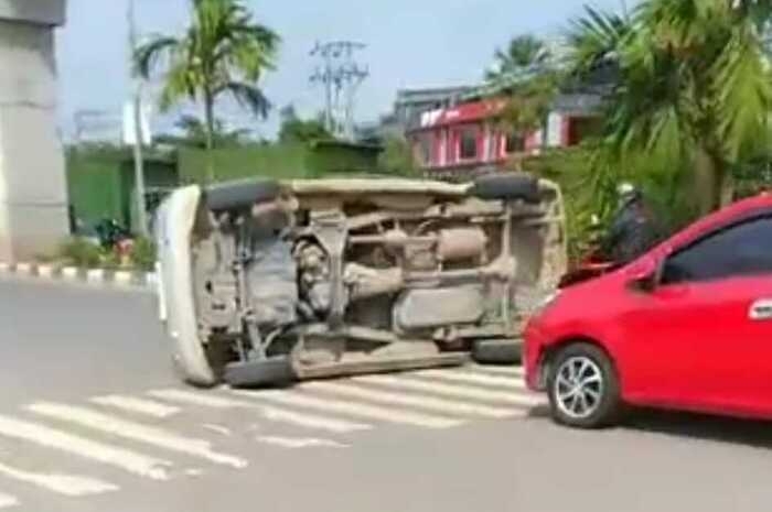 Mobil Jenazah Terguling Disundul Daihatsu Ayla dari Samping, Kejadian di Lampu Merah!