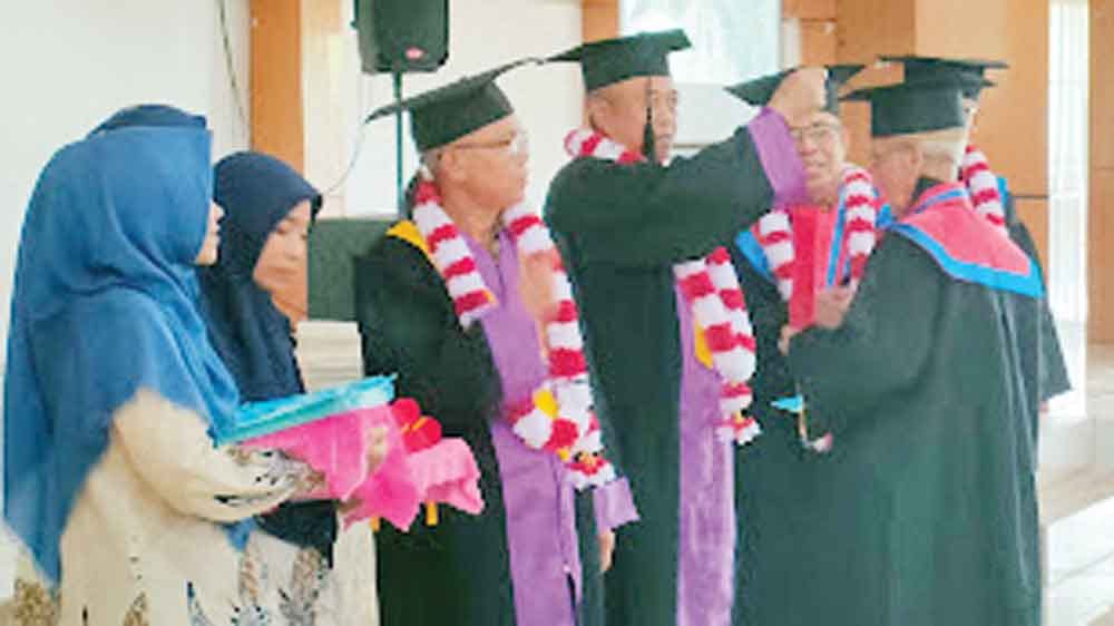 Tuntaskan Pendidikan, 20 Lansia Diwisuda