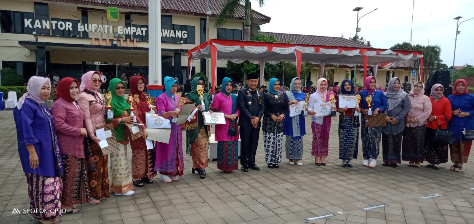 Bagikan Hadiah Berbagai Lomba