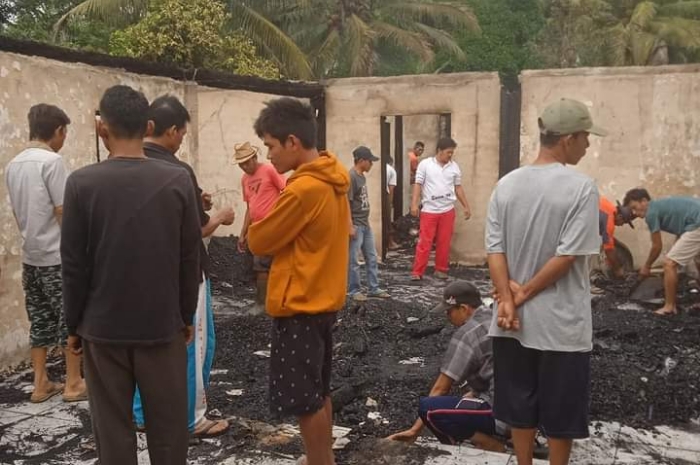 Dua Rumah di Desa Air Mayan Paiker Ludes Dilahap Si Jago Merah