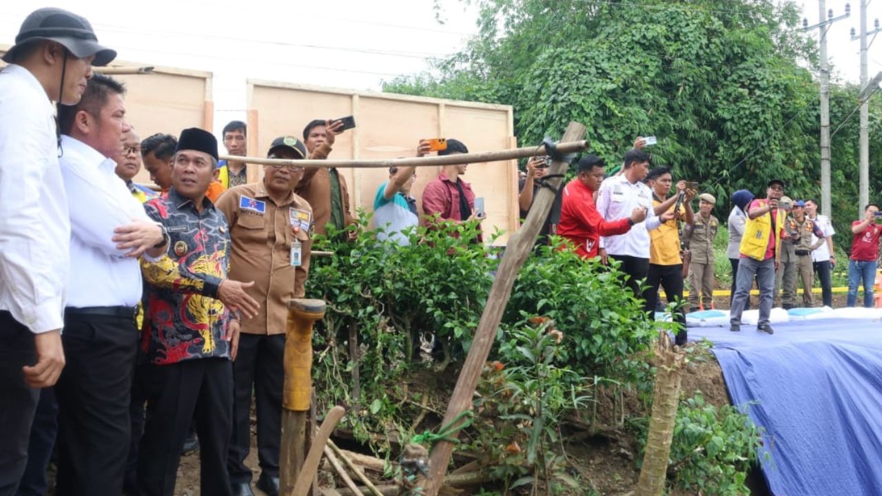 Gubernur Herman Deru Tinjau Longsor di Musi Rawas, Minta Perbaikan Segera Dilakukan