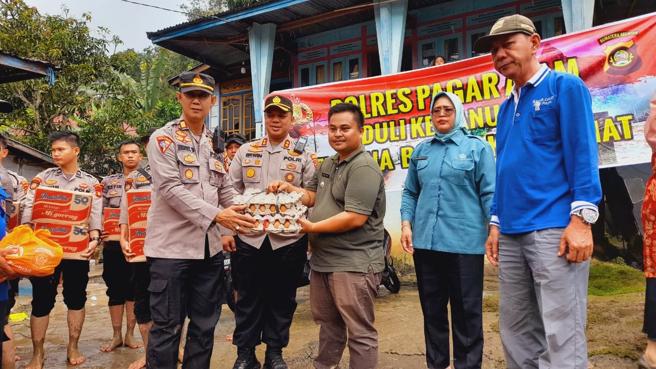 Salurkan Logistik ke Warga Terdampak Bencana Banjir Bandang