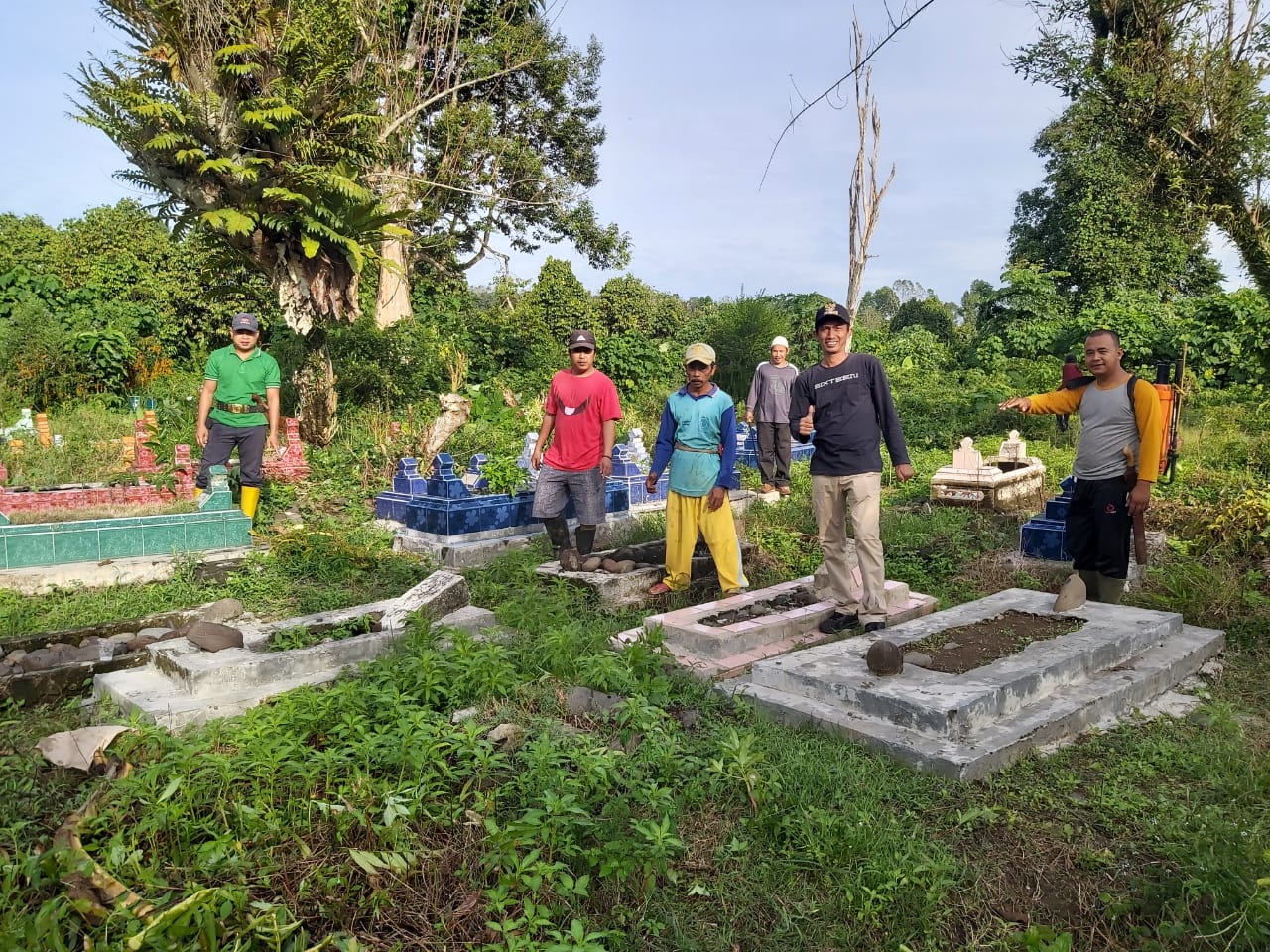 Jum'at Pagi, Warga Ramai-Ramai Bawa Parang ke Pemakaman