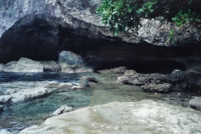 Lubang Goa Misterius, Keajaiban dan Mitos di Tepi Pantai Karang Bolong