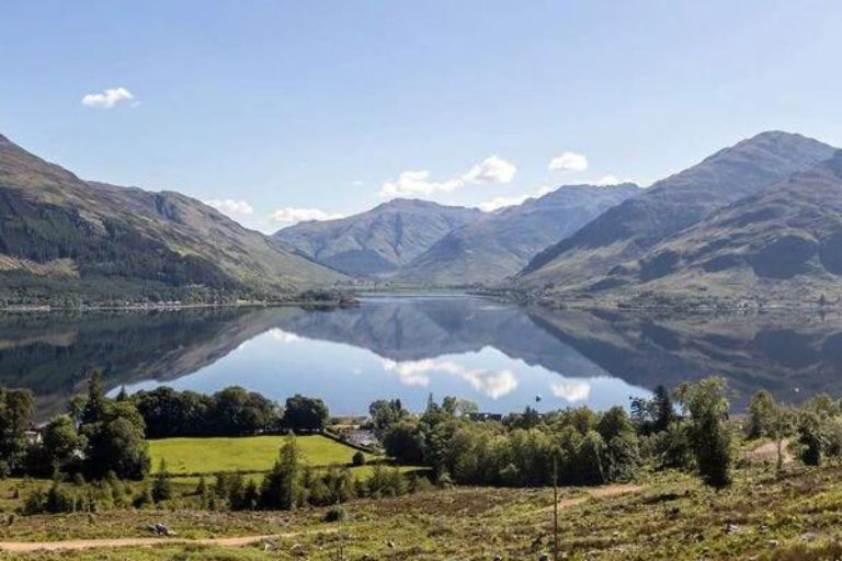 Glenshiel Forest, Tempat Paling Hujan di Inggris yang Gak Boleh Kamu Lewatin!