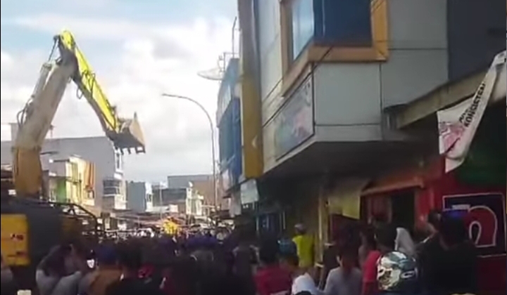 Heboh Penertiban Pasar Tebing Tinggi! Pemilik Toko Sempat Ribut, Akhirnya Bongkar Sendiri Bangunannya