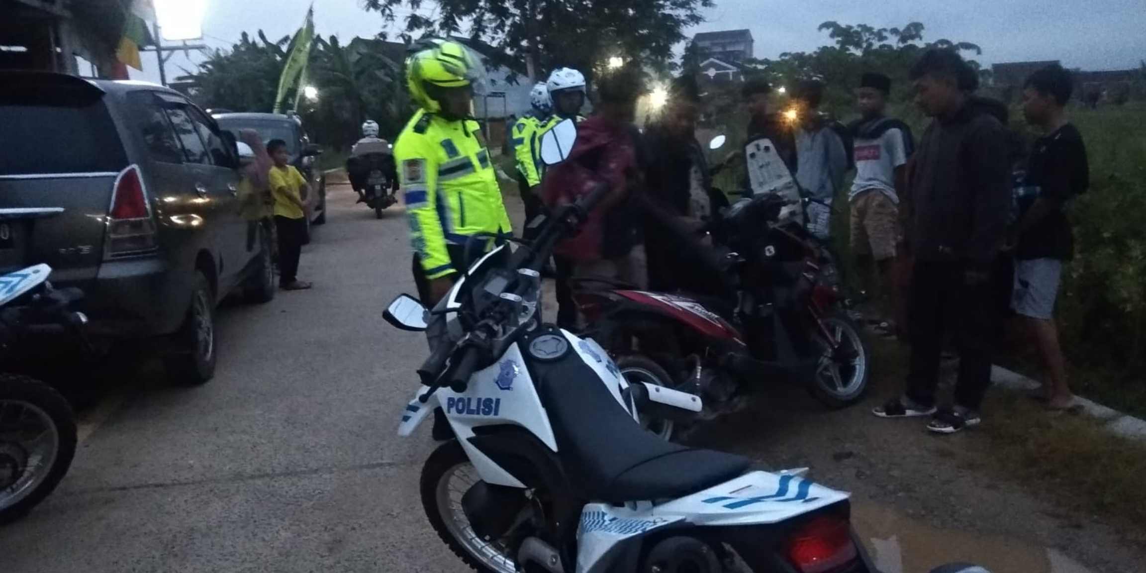 Wow!! Setiap Ba'da Subuh Ada Aksi Perang Petasan, Tapi Dibubarkan Polisi