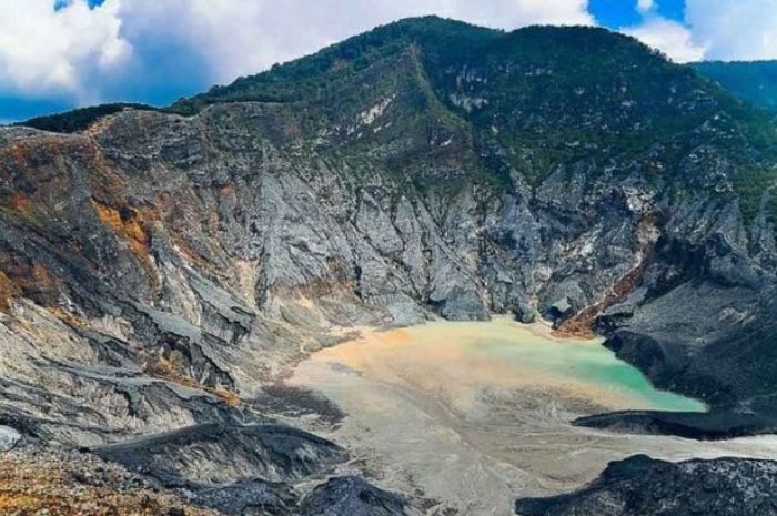 Menyelami Keindahan Tangkuban Perahu di Jawa Barat