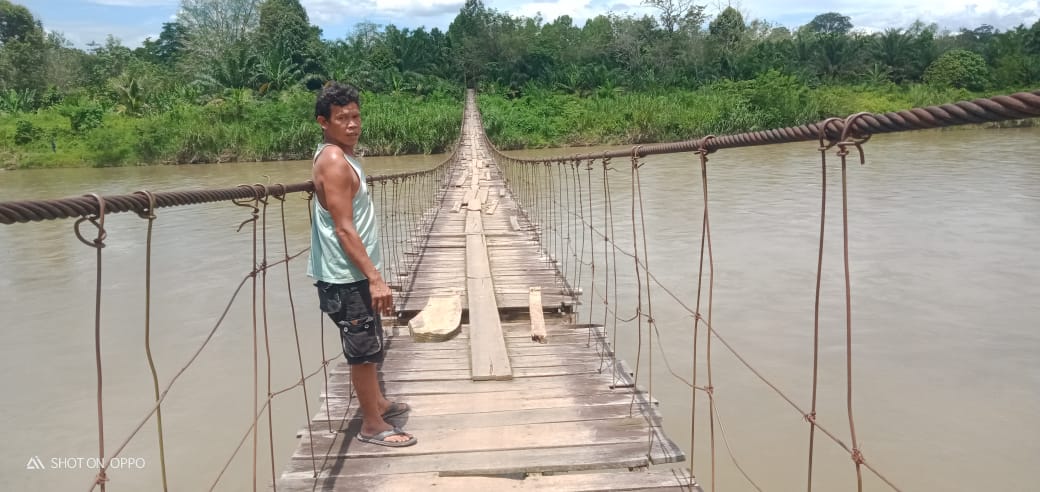 Mulai Rapuh dan Bolong-Bolong, Hati-hati Melintasi Jembatan Gantung di Desa Ini!!
