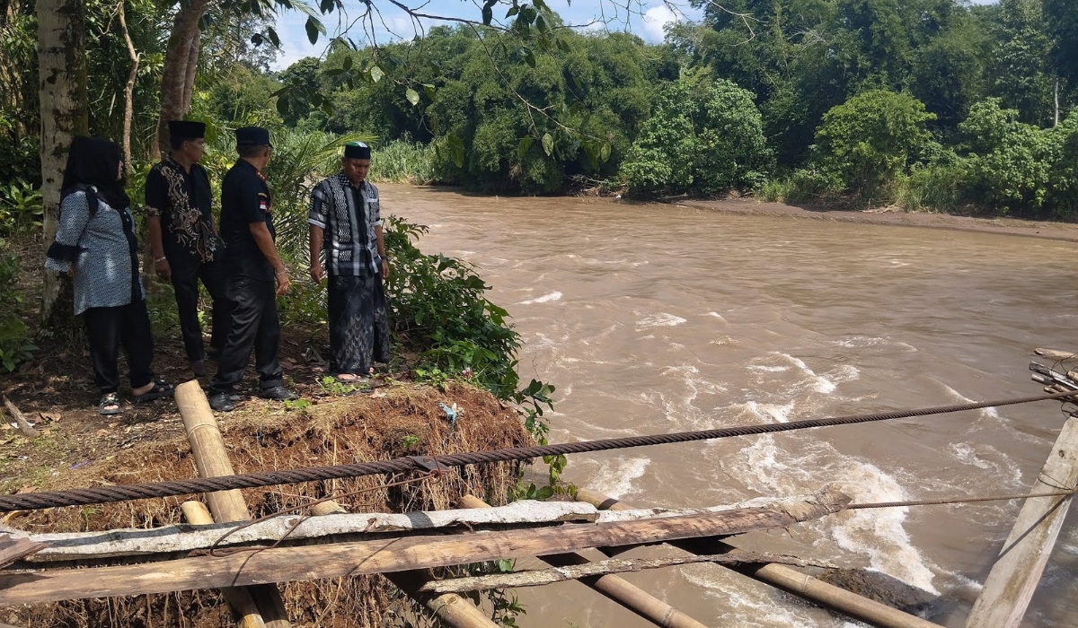 Jembatan Gantung Kampung Gaung Ambruk Pj Bupati Empat Lawang Tinjau langsung Kondisinya