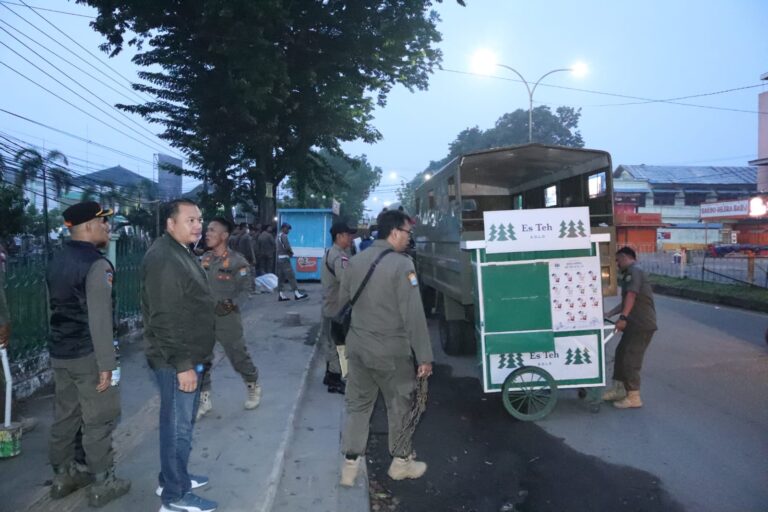 Satpol PP Kota Palembang Tertibkan Puluhan PKL di Atas Trotoar Jalan A Yani