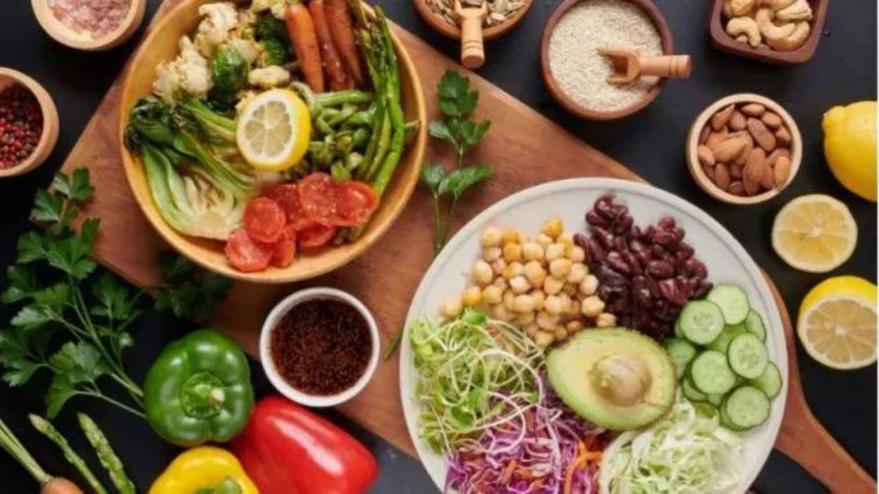 Mengatasi Penuaan dengan Nutrisi: 6 Bahan Makanan Kunci untuk Wanita Usia 40-an
